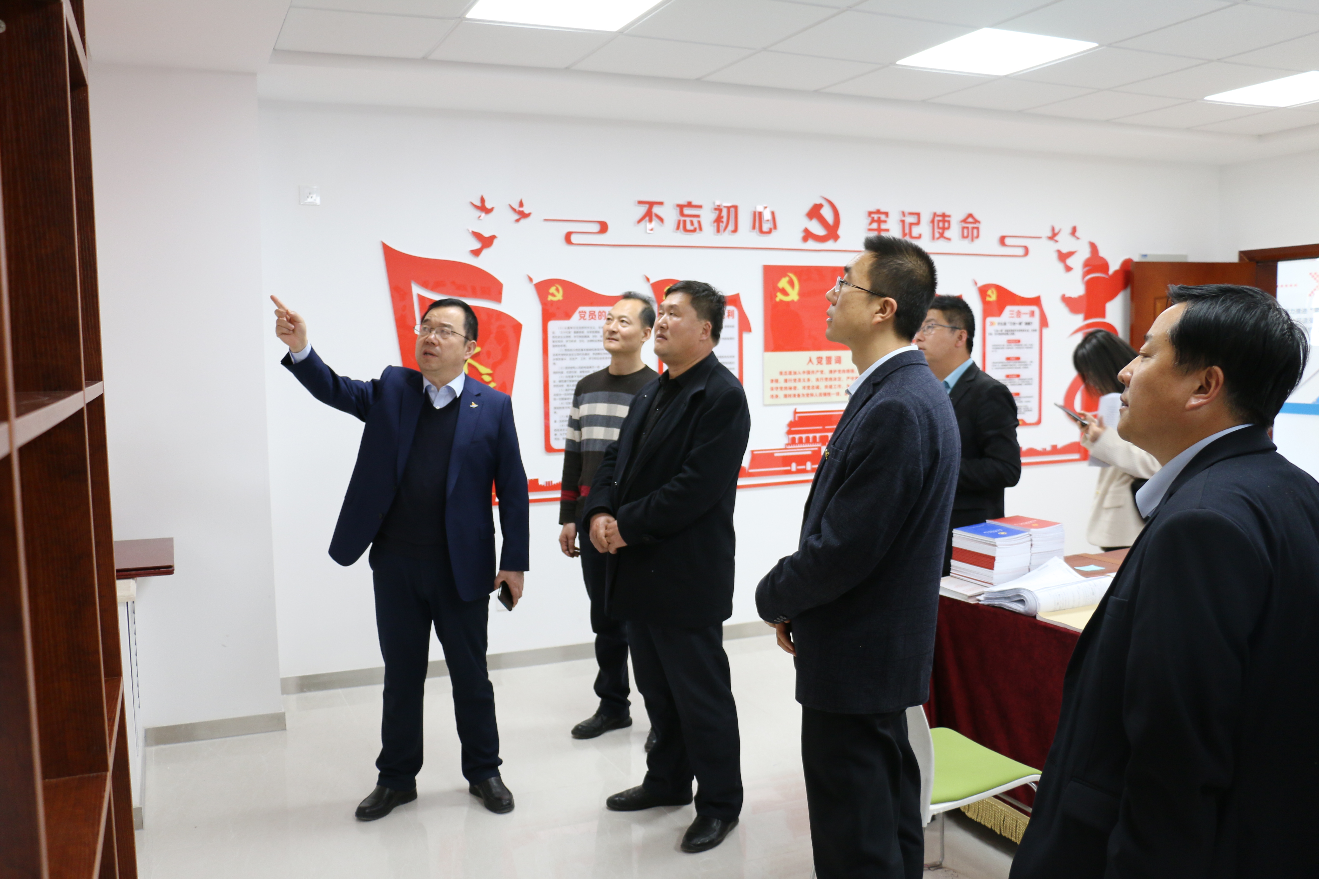 崇信縣屬國有企業來泓源公司觀摩交流黨建工作(圖2)
