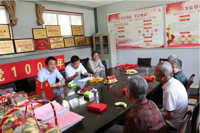 走訪慰問老黨員 深入實際學黨史—— 市政府國資委慰問泓源公司老黨員、困難黨員(圖1)
