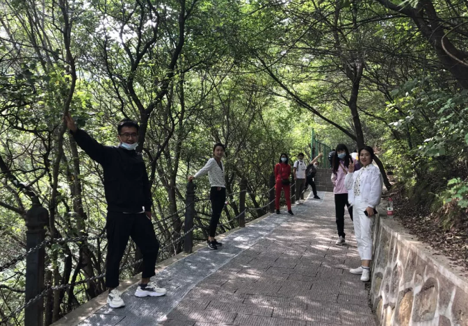 健康生活 快樂工作——泓源公司戶外運動小組組織環保登山活動(圖2)