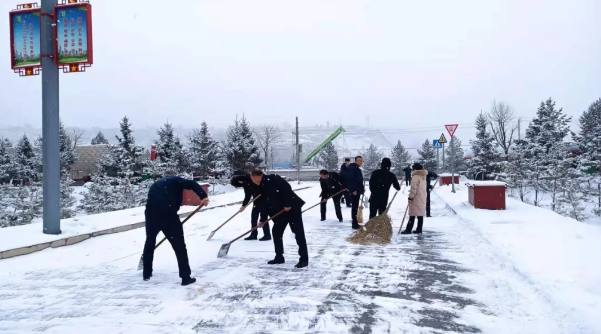 文明創建我先行——市產投集團組織員工開展積雪清掃活動(圖2)