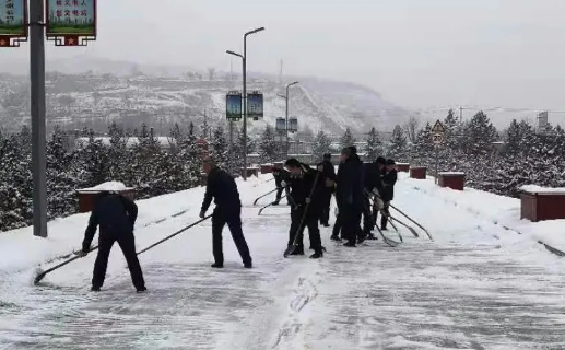 市產投集團組織全體員工掃雪除冰(圖1)