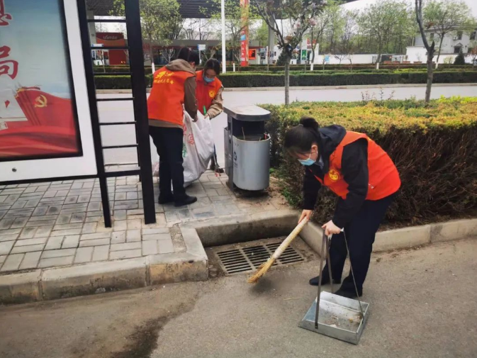 市產投集團赴包抓共建村社開展衛生清掃志愿服務活動(圖5)